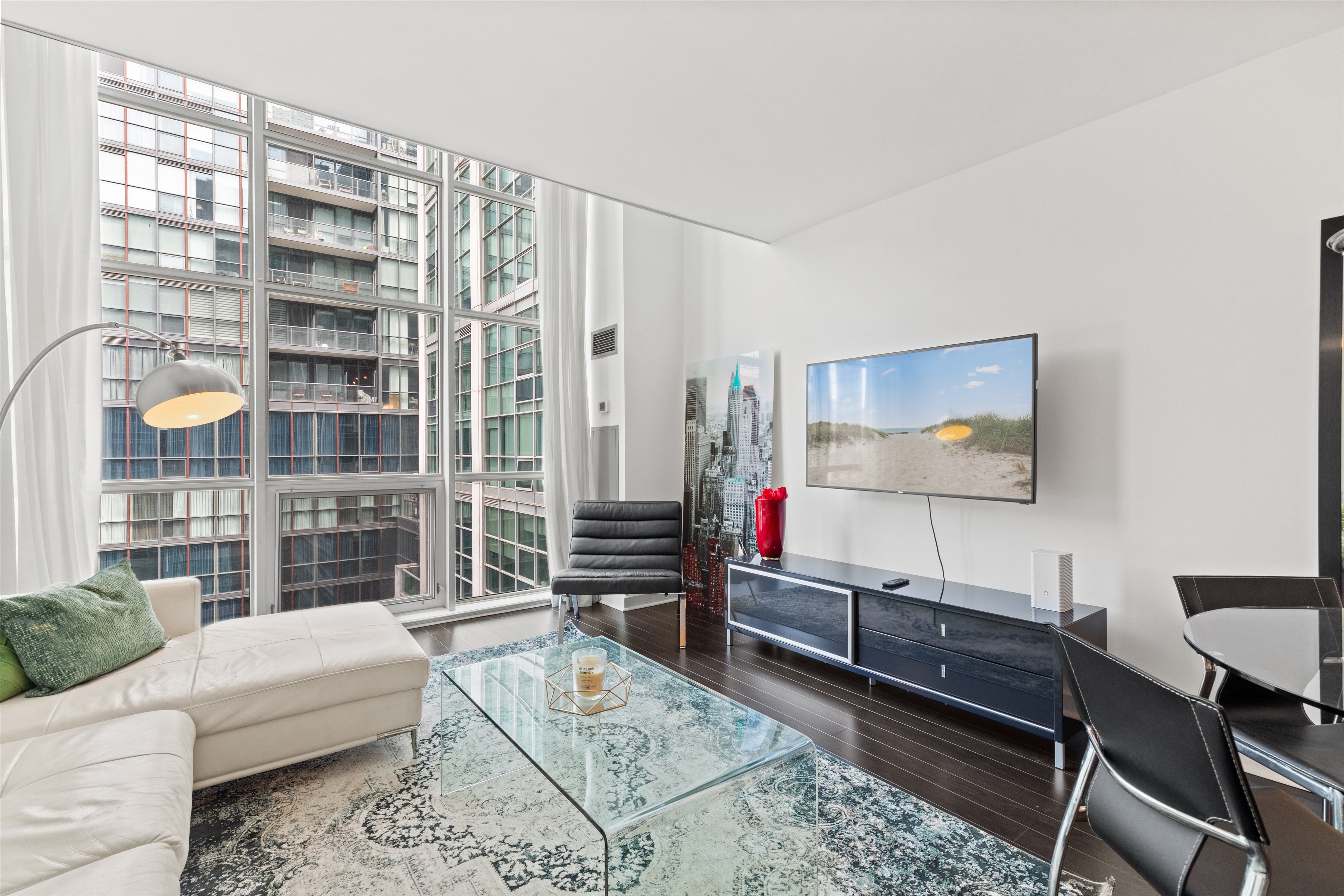 Sophisticated 2-Storey Loft in the Heart of the Entertainment District
