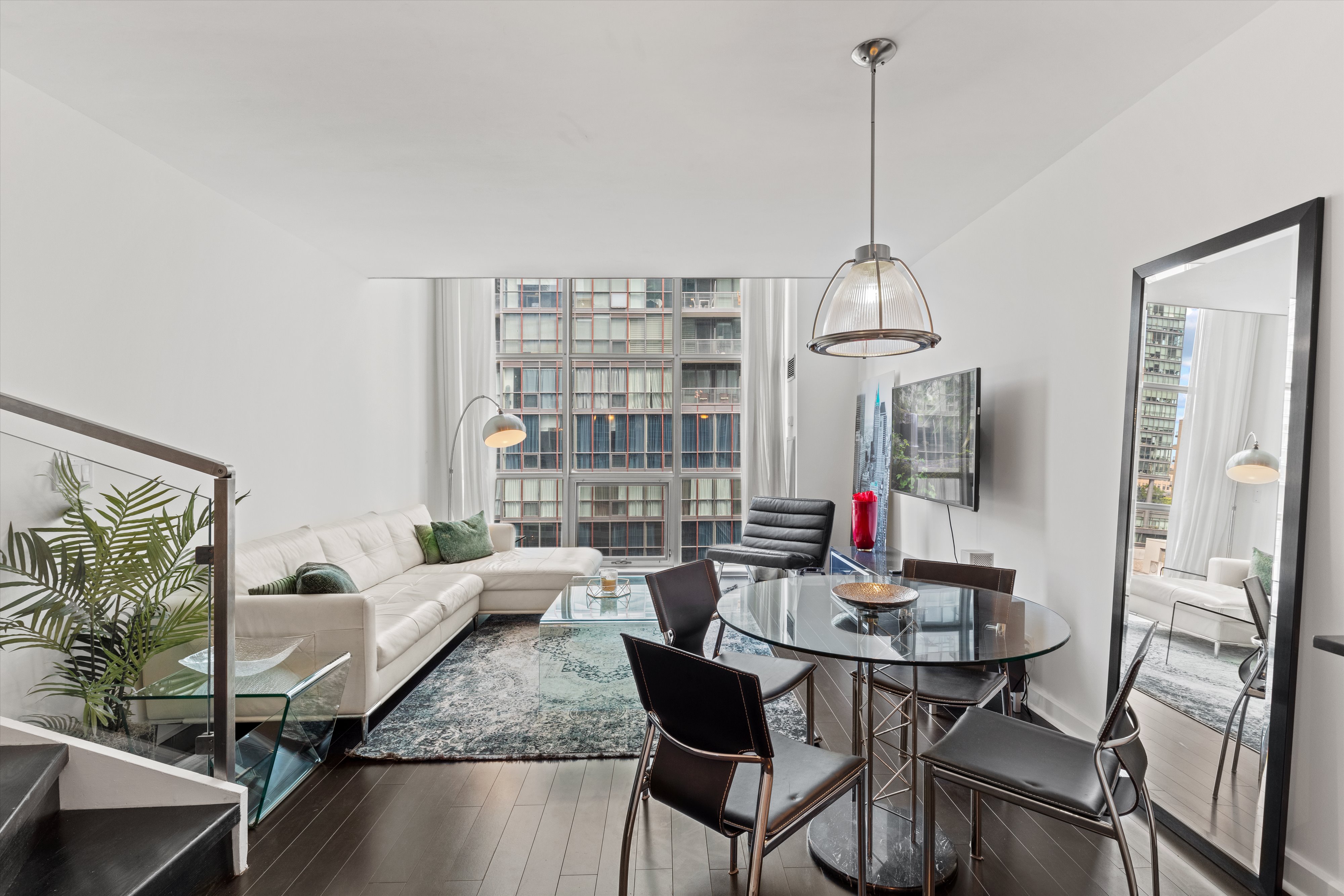 Sophisticated 2-Storey Loft in the Heart of the Entertainment District - photo 2
