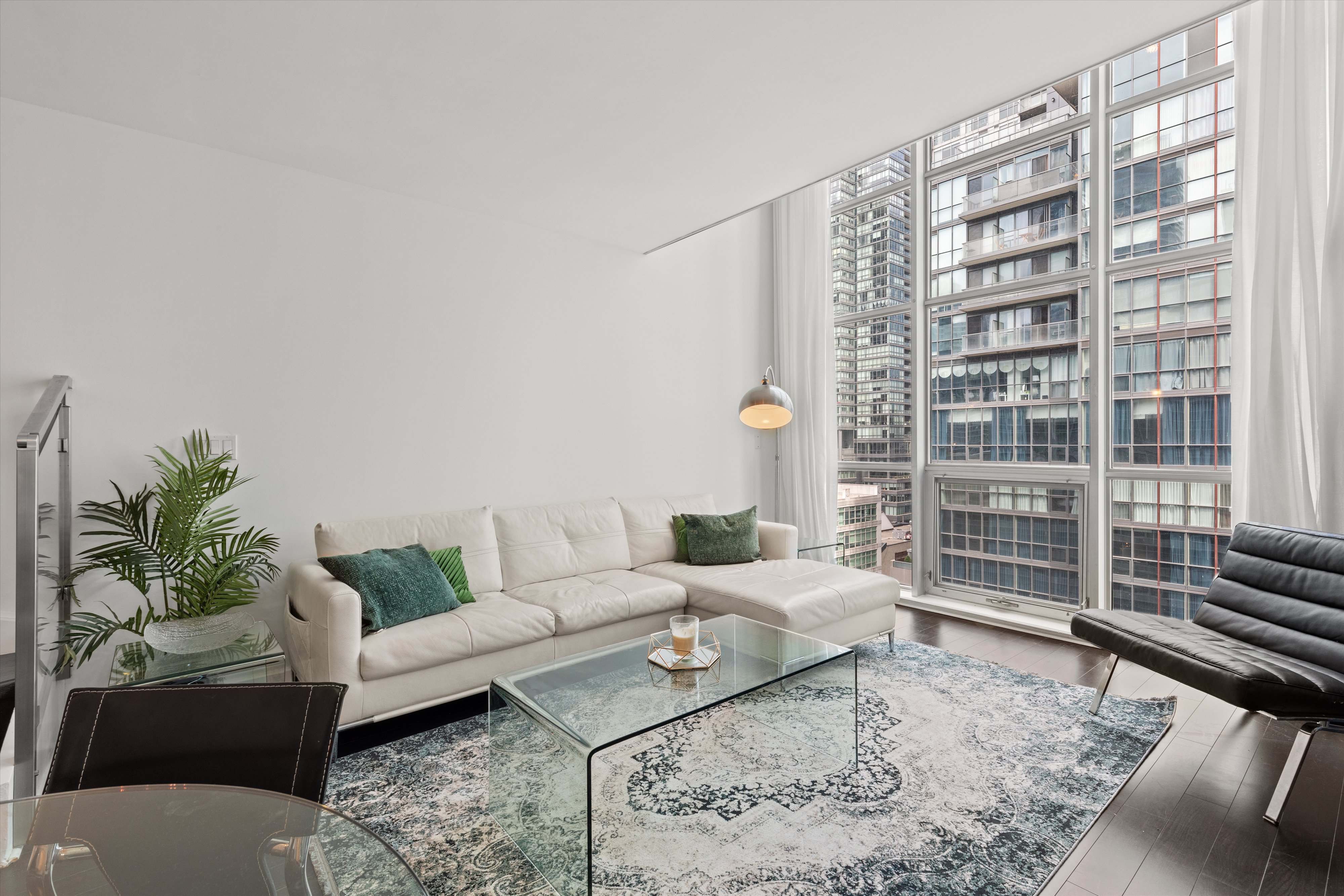 Sophisticated 2-Storey Loft in the Heart of the Entertainment District - photo 3