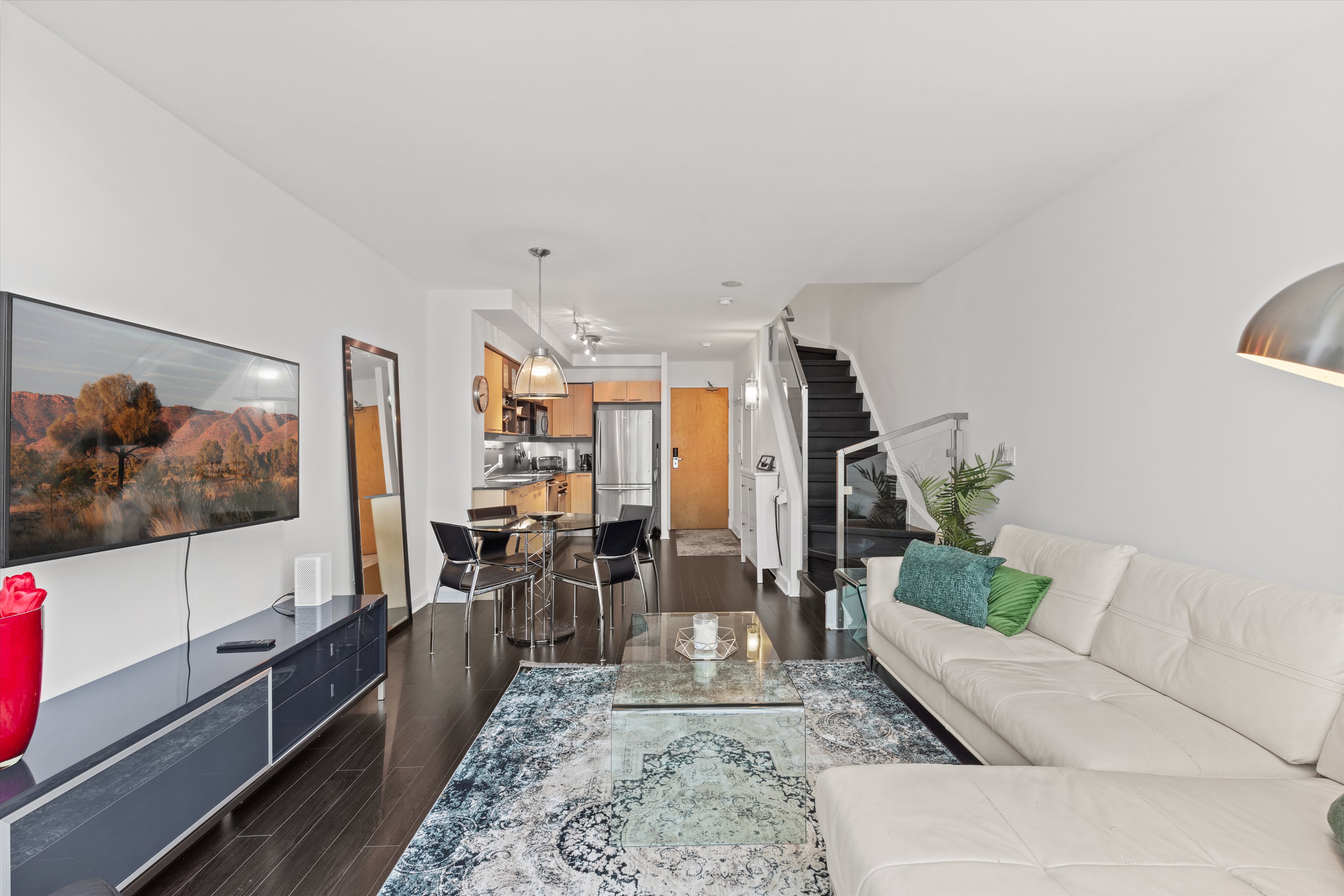 Sophisticated 2-Storey Loft in the Heart of the Entertainment District - photo 4