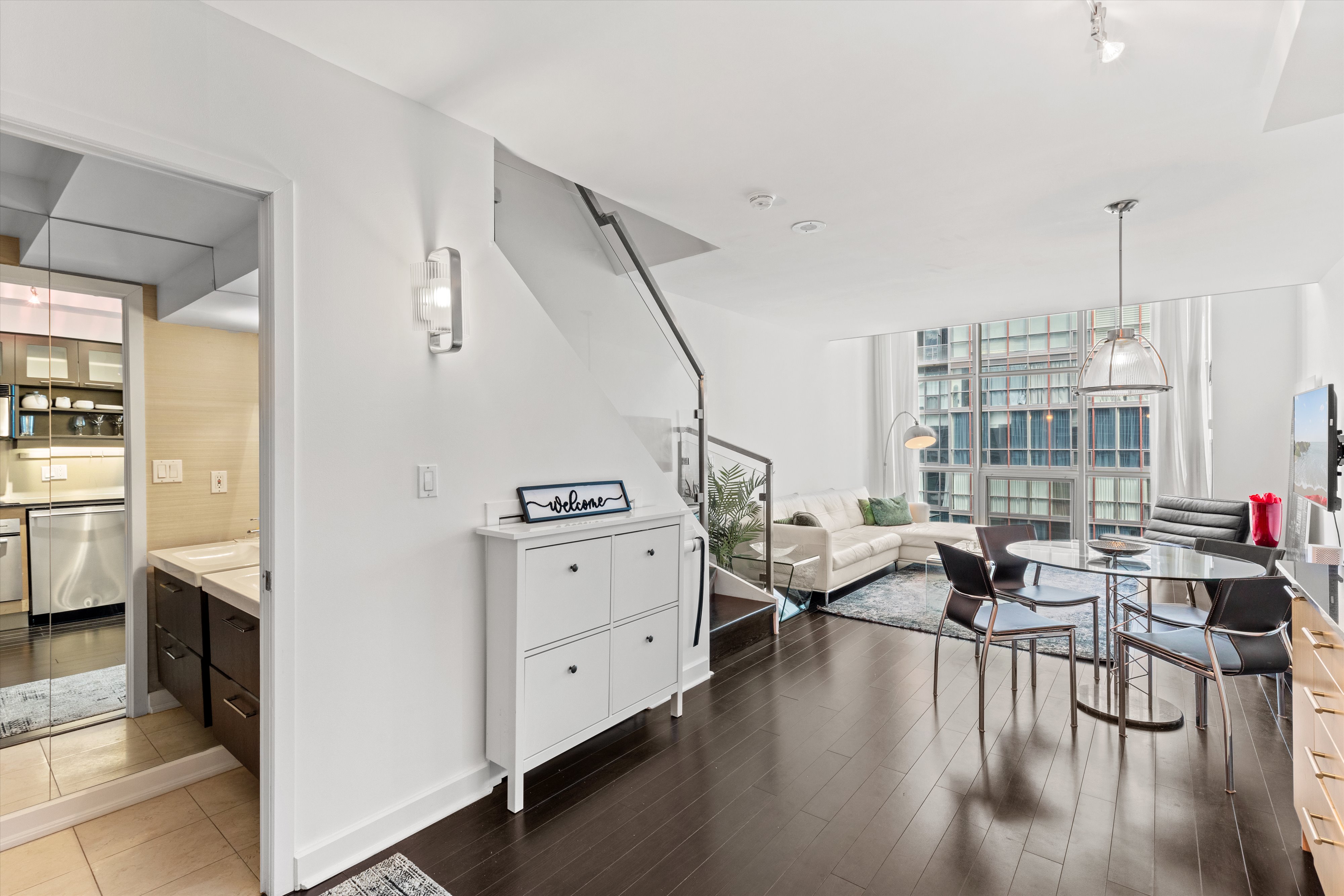Sophisticated 2-Storey Loft in the Heart of the Entertainment District - photo 5