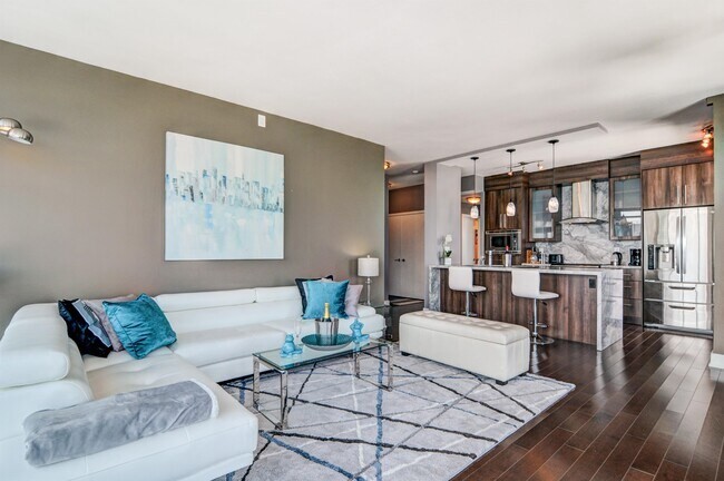 Luxury 2B2B Penthouse with Panoramic City & Water Views