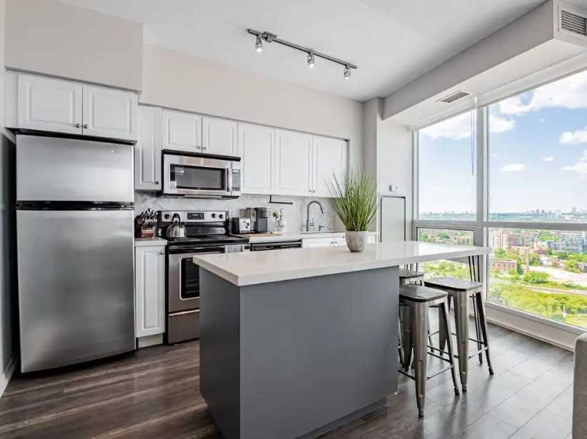 Premium 2B1B Corner Suite with City Views | Fully Furnished Toronto Condo - photo 4
