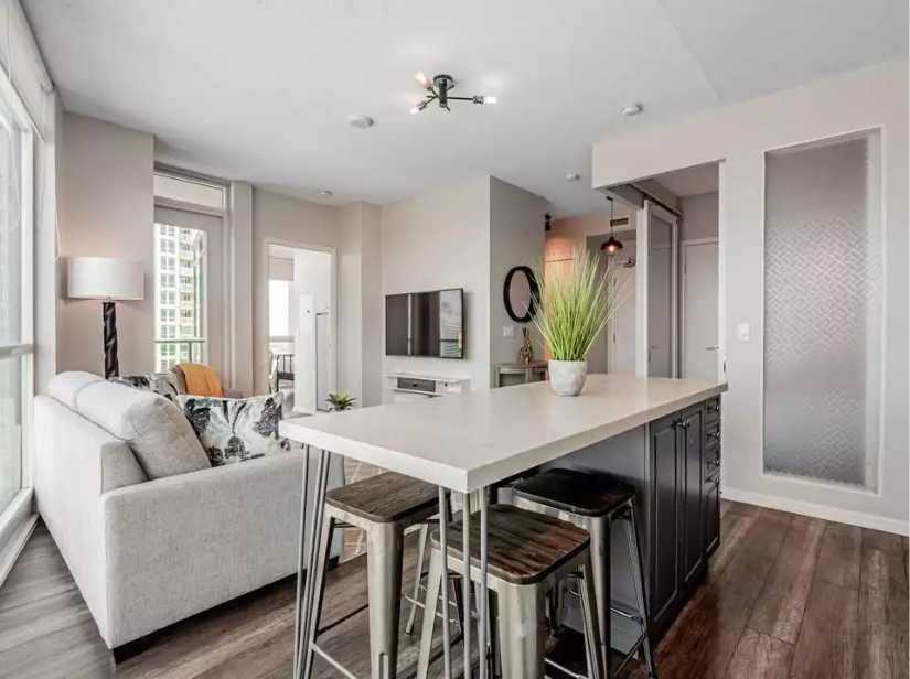 Premium 2B1B Corner Suite with City Views | Fully Furnished Toronto Condo - photo 3