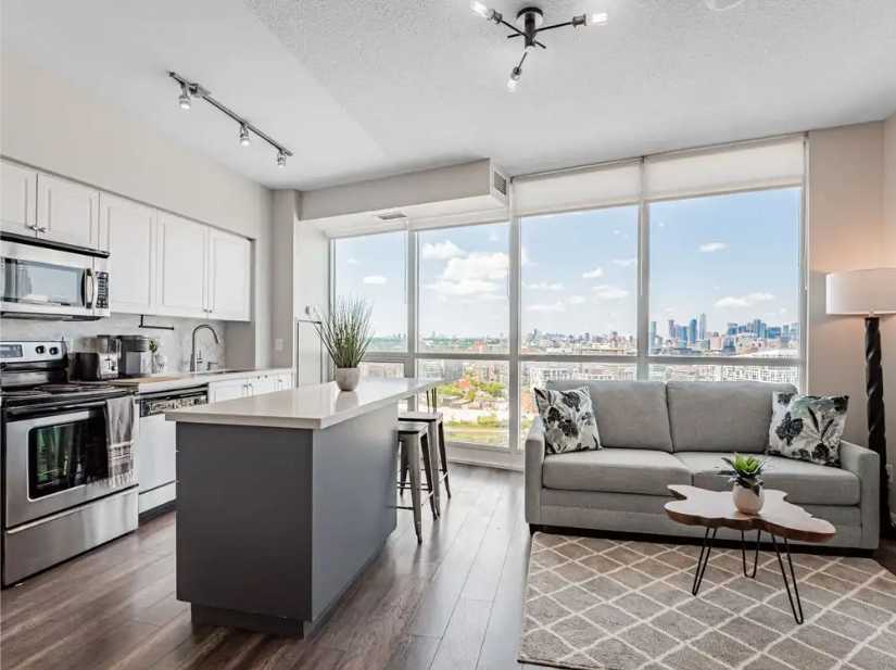 Premium 2B1B Corner Suite with City Views | Fully Furnished Toronto Condo - photo 2