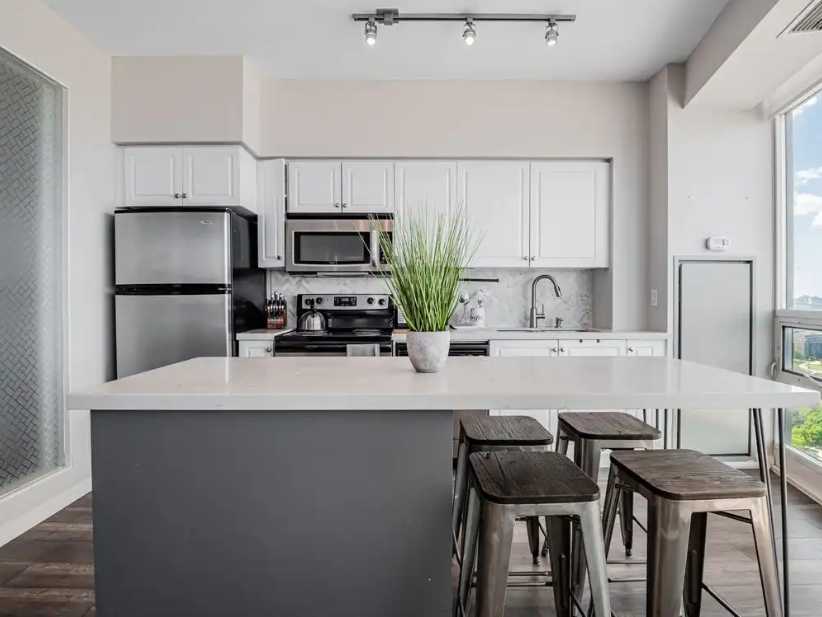 Premium 2B1B Corner Suite with City Views | Fully Furnished Toronto Condo - photo 5