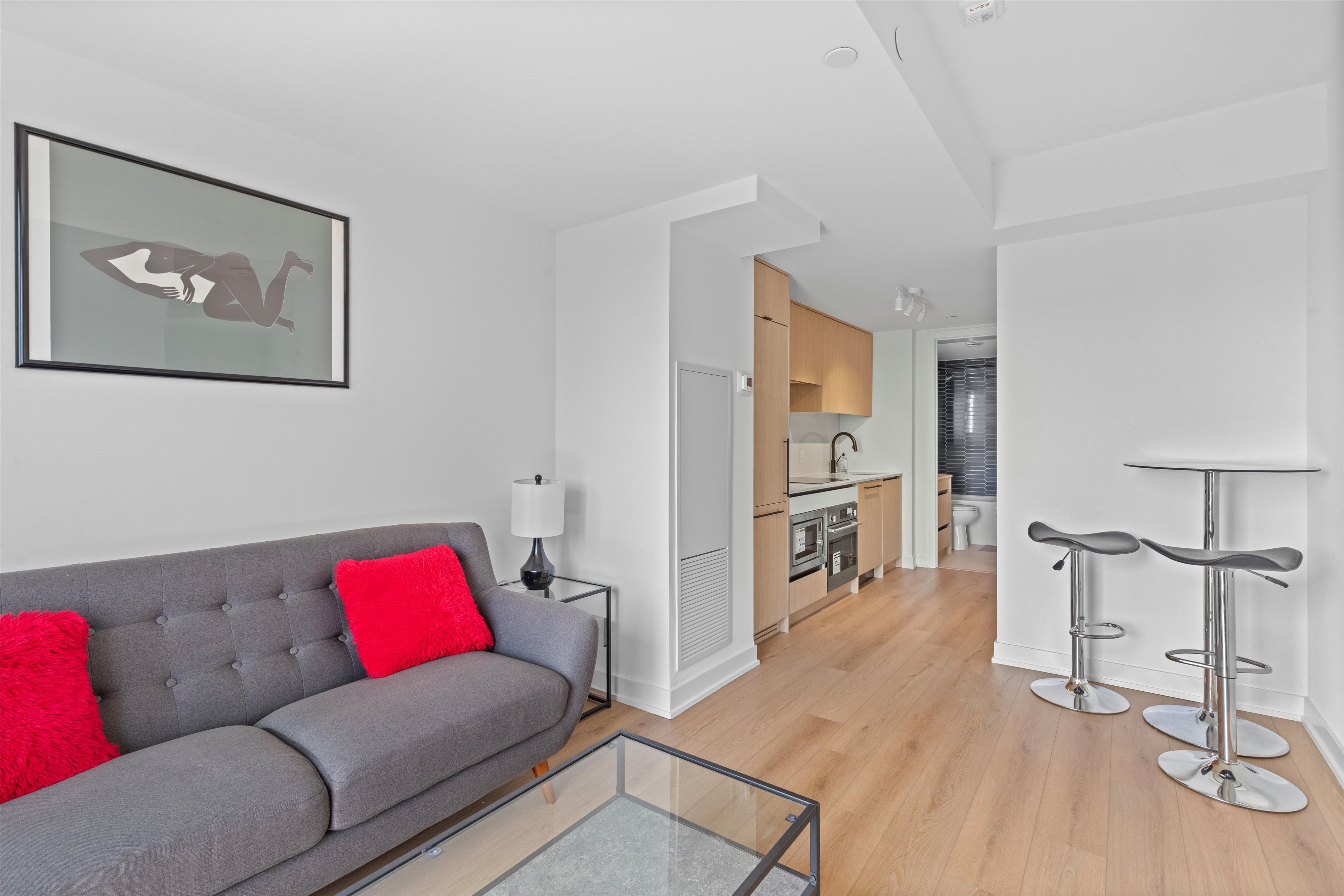 Toronto Furnished 1B1B Condo with Private Rooftop Patio & Balcony - photo 3
