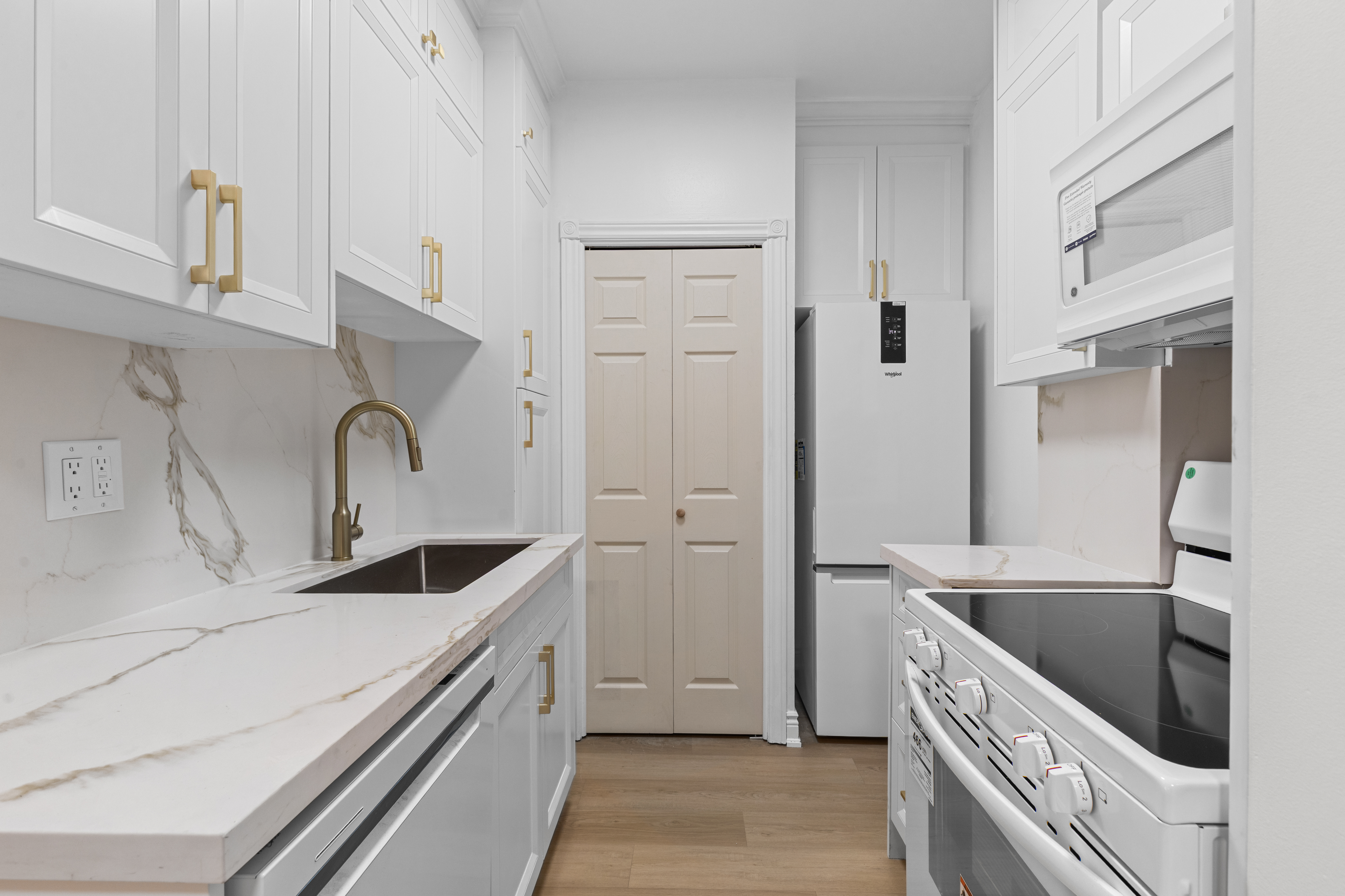 Charming & Spacious Unfurnished 1B1B in the Heart of King West - photo 3