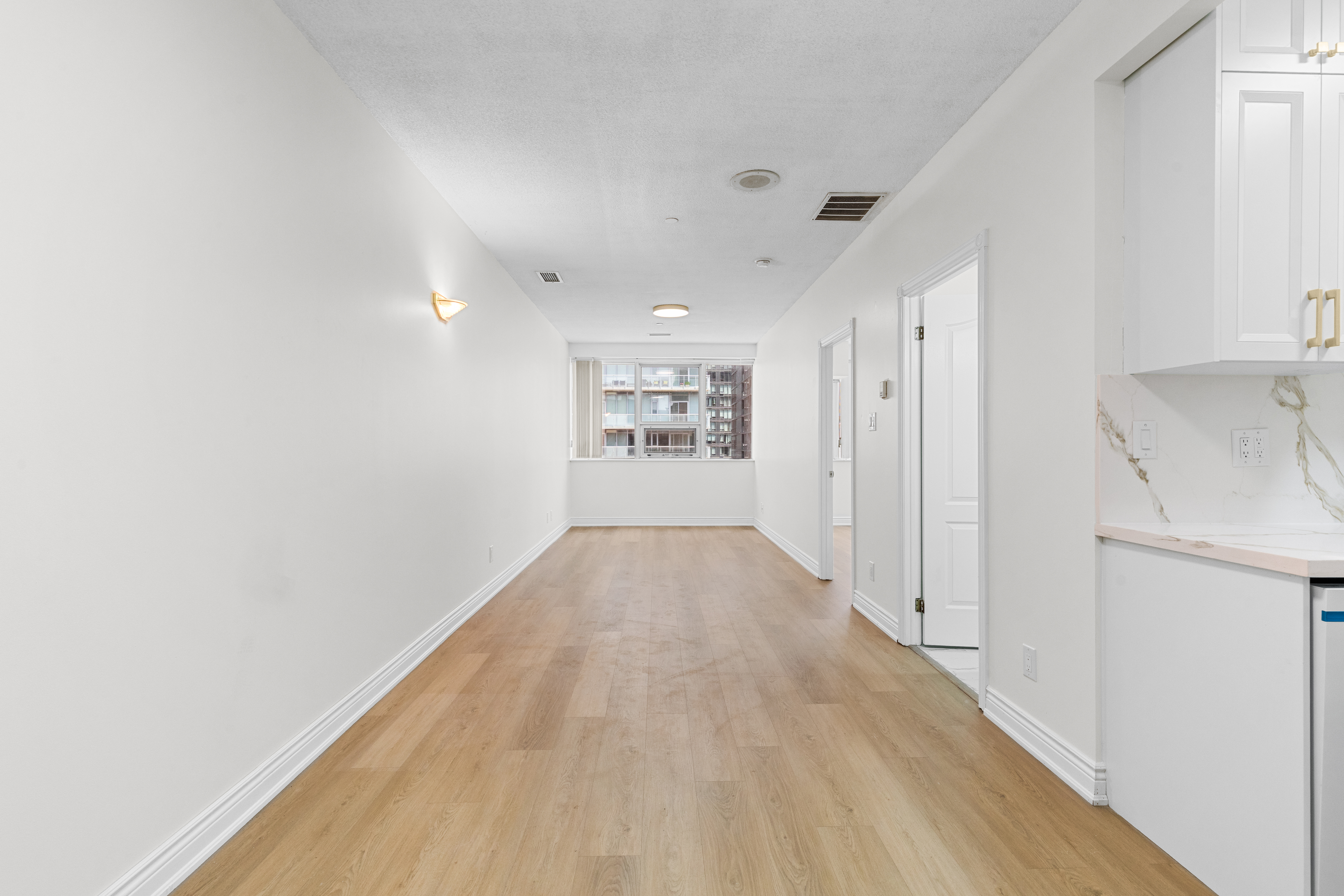 Charming & Spacious Unfurnished 1B1B in the Heart of King West