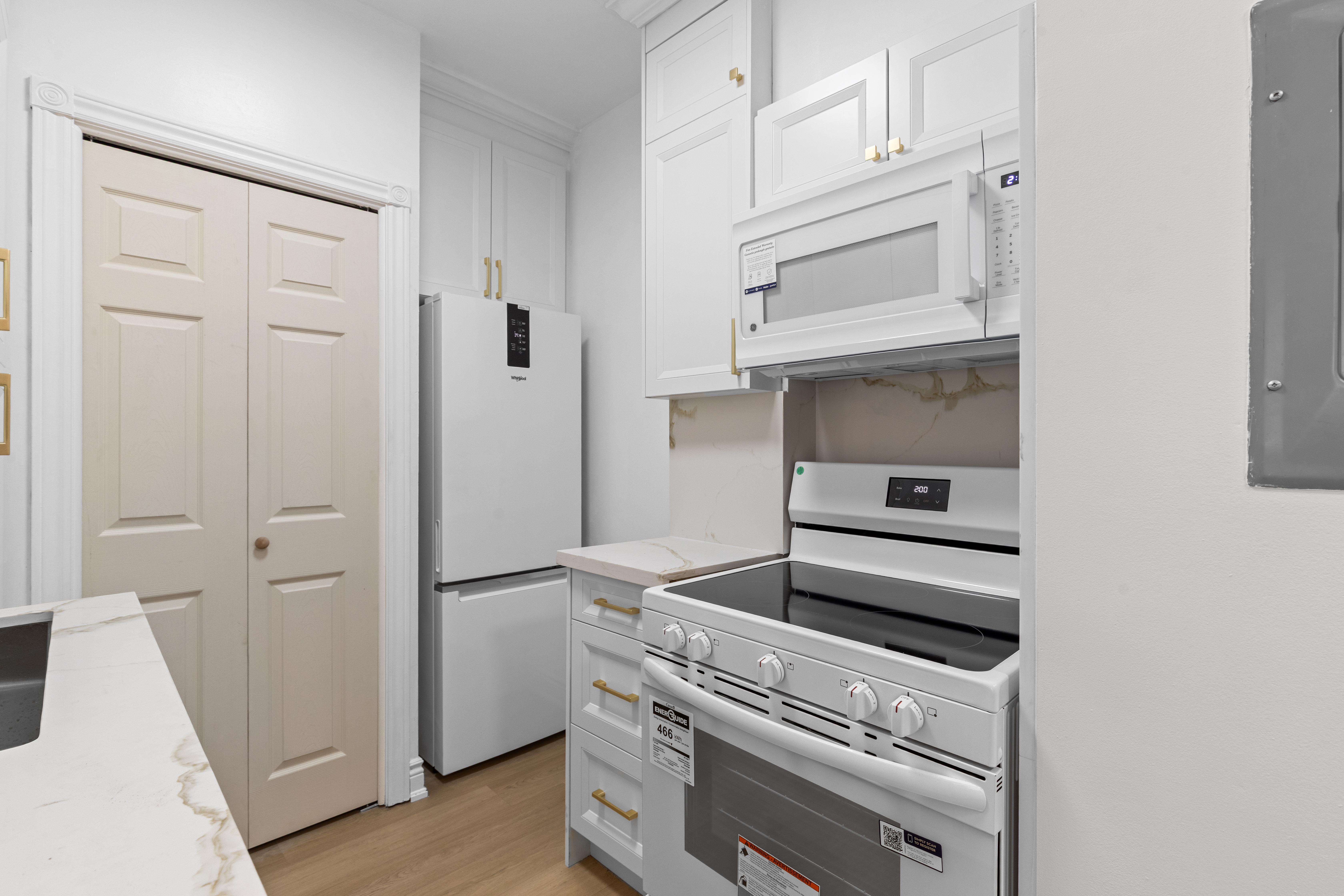 Charming & Spacious Unfurnished 1B1B in the Heart of King West - photo 4