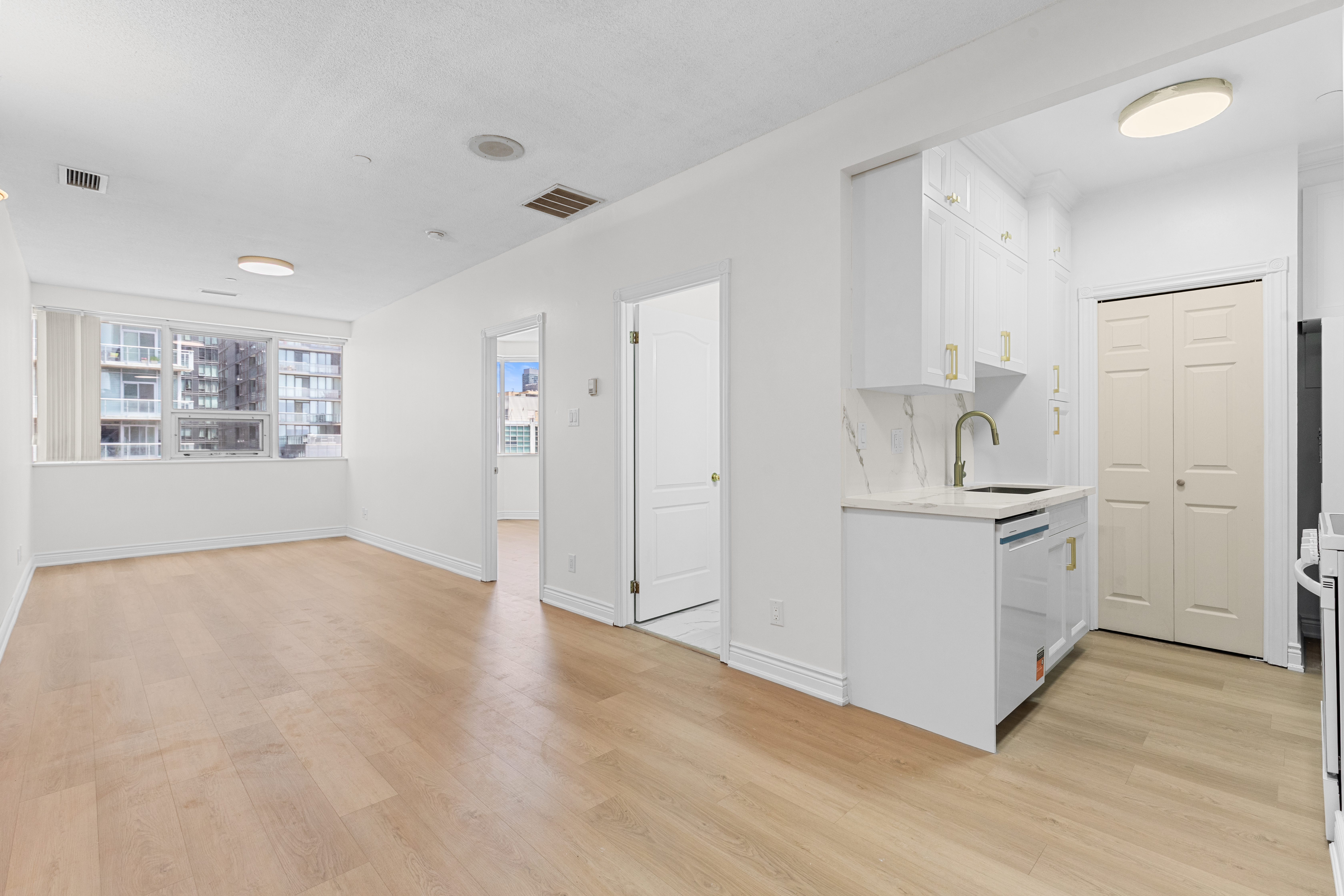 Charming & Spacious Unfurnished 1B1B in the Heart of King West - photo 2