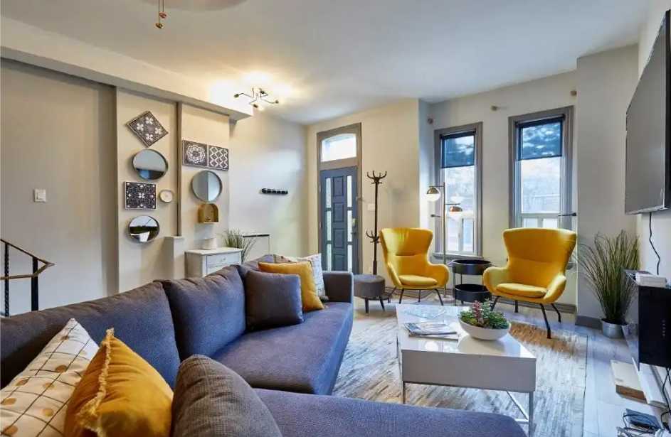 Stylish 3B2B Furnished Home in Prime Queen West - photo 3