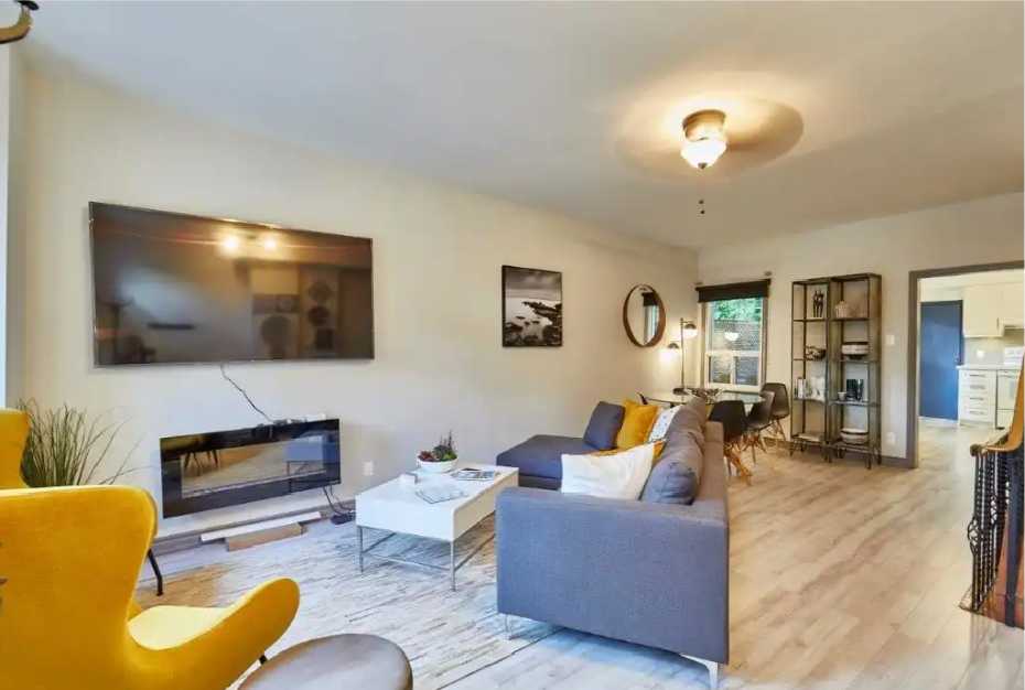 Stylish 3B2B Furnished Home in Prime Queen West - photo 4