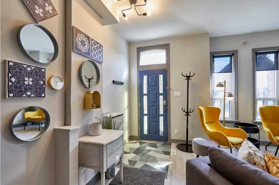 Stylish 3B2B Furnished Home in Prime Queen West - photo 2