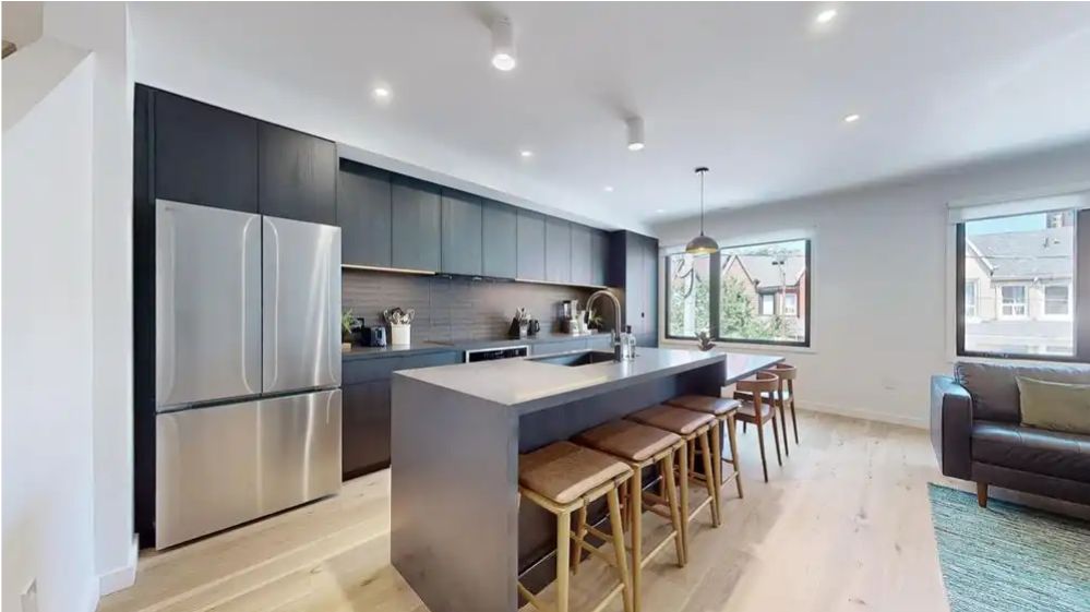 Multi-Level Furnished 3B3B Toronto Corner Home w/ Rooftop Patio & Balcony - photo 3
