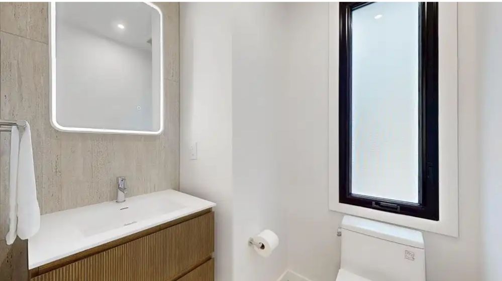 Multi-Level Furnished 3B3B Toronto Corner Home w/ Rooftop Patio & Balcony - photo 4