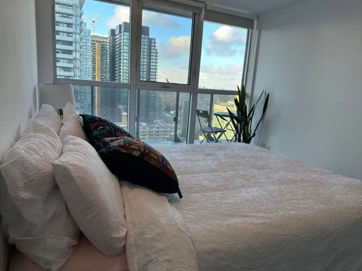 Modern Furnished 1BR Condo with Office Space & Private Balcony at Yonge & Eglinton - photo 5
