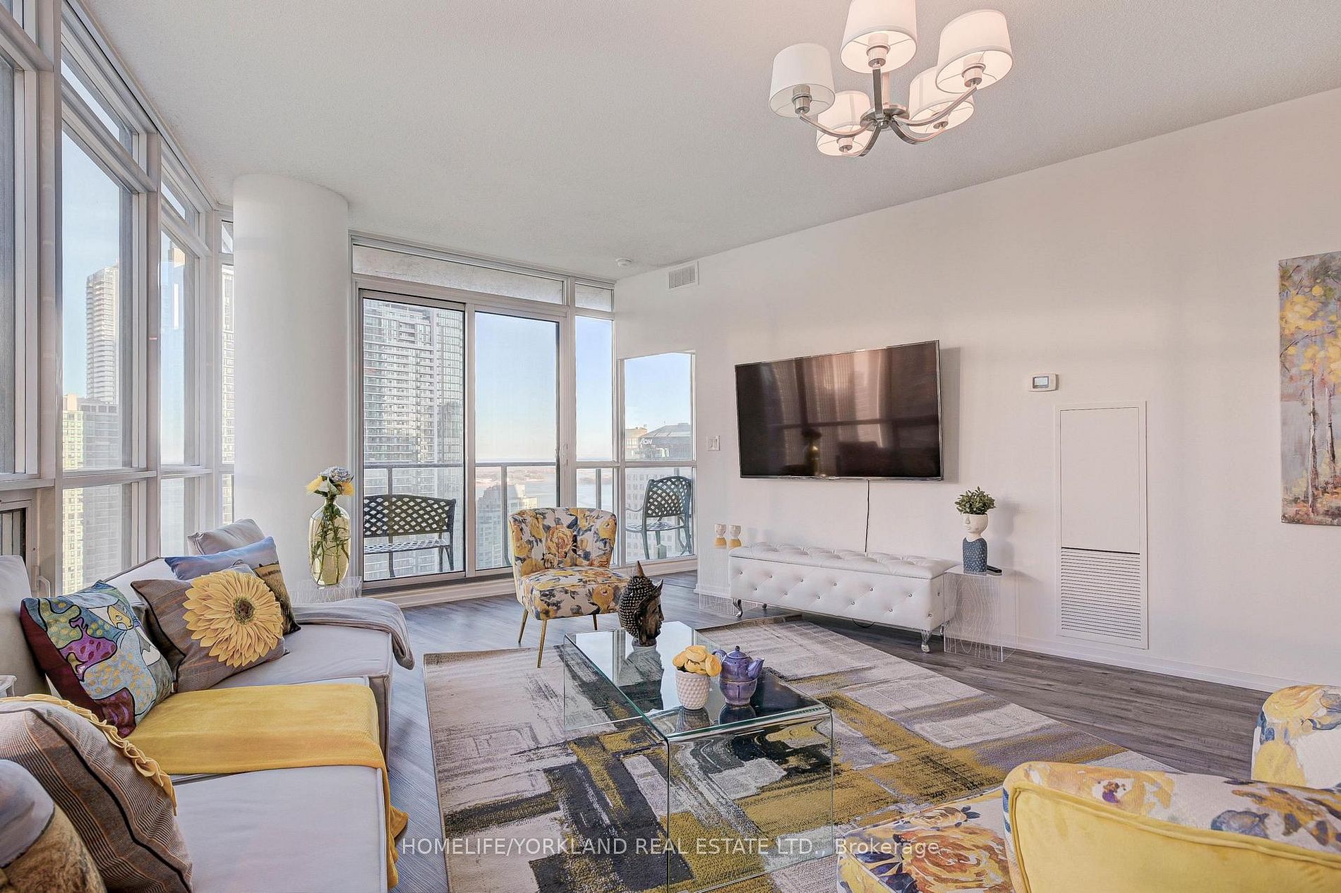 Luxurious 2B2B Furnished Condo at Maple Leaf Square - photo 5