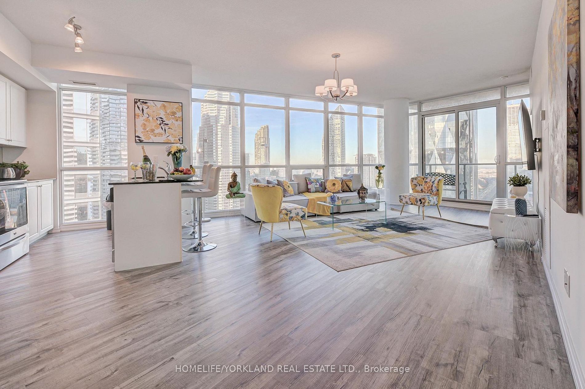 Luxurious 2B2B Furnished Condo at Maple Leaf Square - photo 4