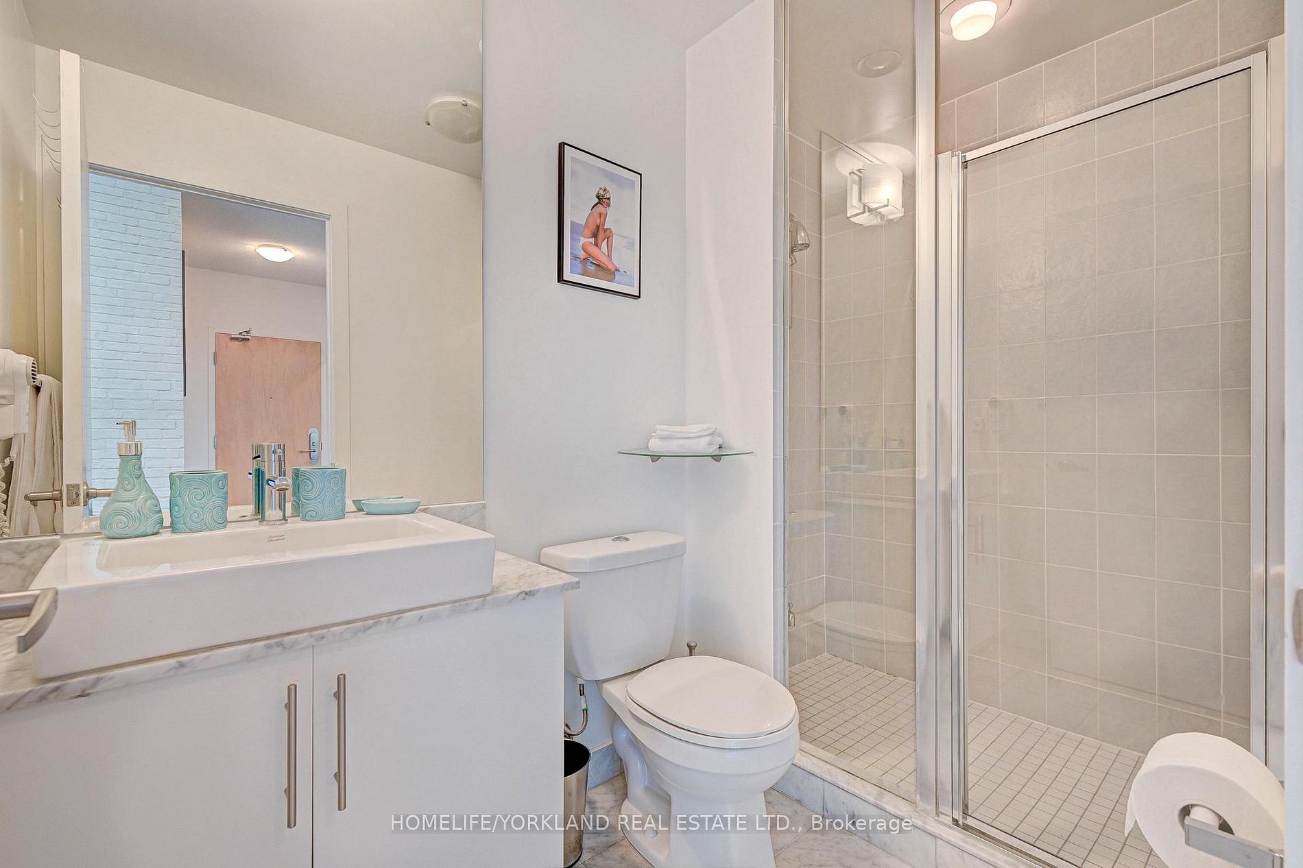 Luxurious 2B2B Furnished Condo at Maple Leaf Square - photo 3