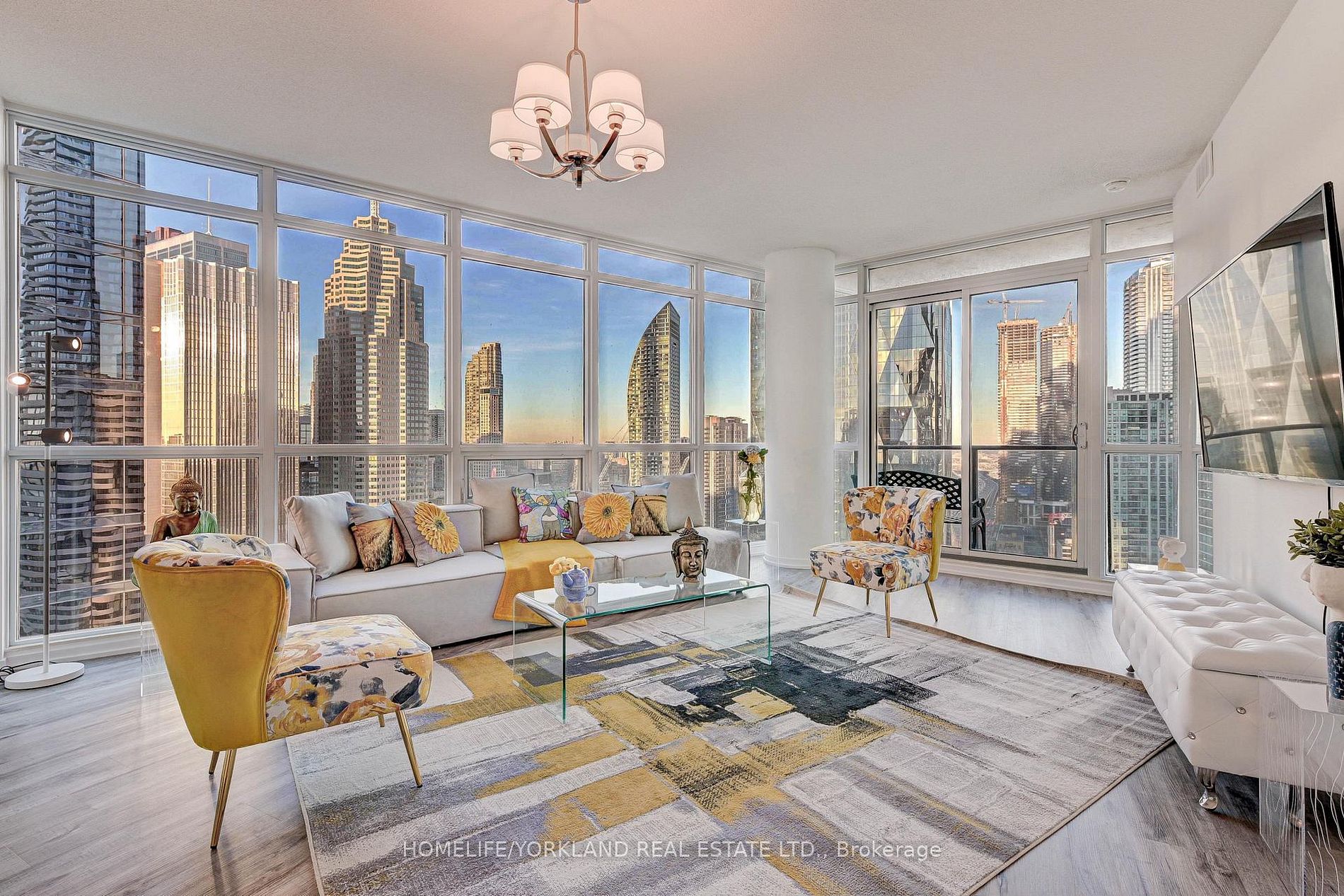 Luxurious 2B2B Furnished Condo at Maple Leaf Square